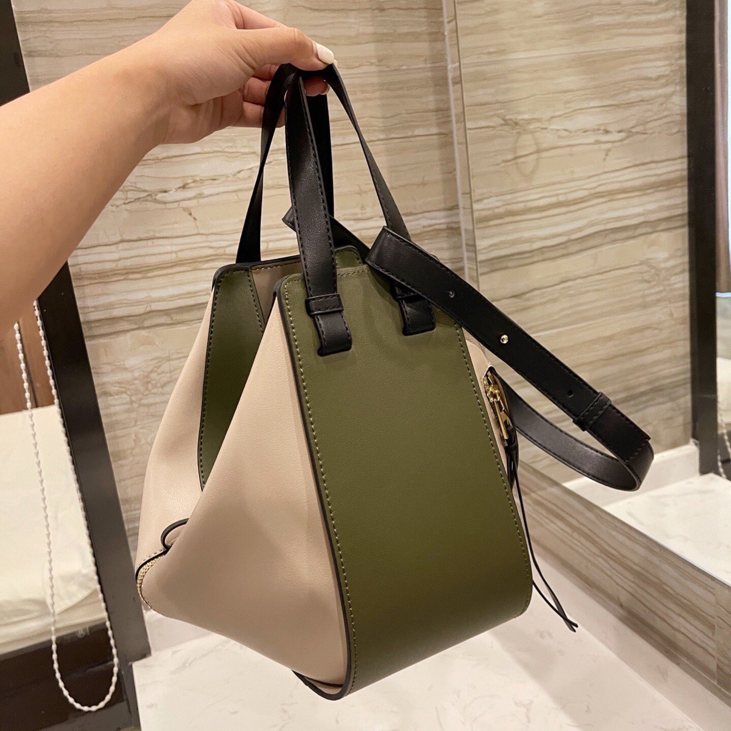Advanced Design Classic Embossed Logo Cowhide Ham Bag Simple Luxury Elegant Lady Bags Thread Artwork Handbag Shoulder Package, 22222
Advanced Design Classic Embossed Logo Cowhide Ham Bag Simple Luxury Elegant Lady Bags Thread Artwork Handbag Shoulder Package, 22222