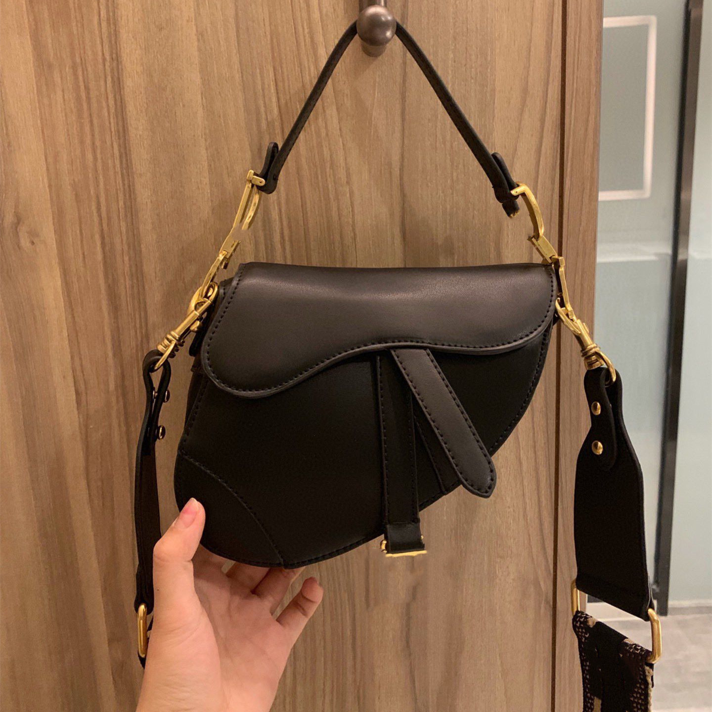Saddles bags Luxury Designer Brand Fashion Shoulder Handbags High Quality Women Letter phone Bag Wallet Cross body Metallic, Picture color with logo 25x20cm
Saddles bags Luxury Designer Brand Fashion Shoulder Handbags High Quality Women Letter phone Bag Wallet Cross body Metallic, Picture color with logo 25x20cm