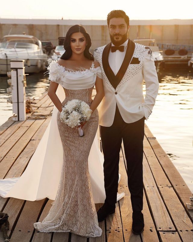 Stylish Off the Shoulder Feather Lace Mermaid wedding Dress with Long Cape Flowers Pearls Beaded Boho Beach Bridal Dresses Sexy Brides Wedding Gowns 2