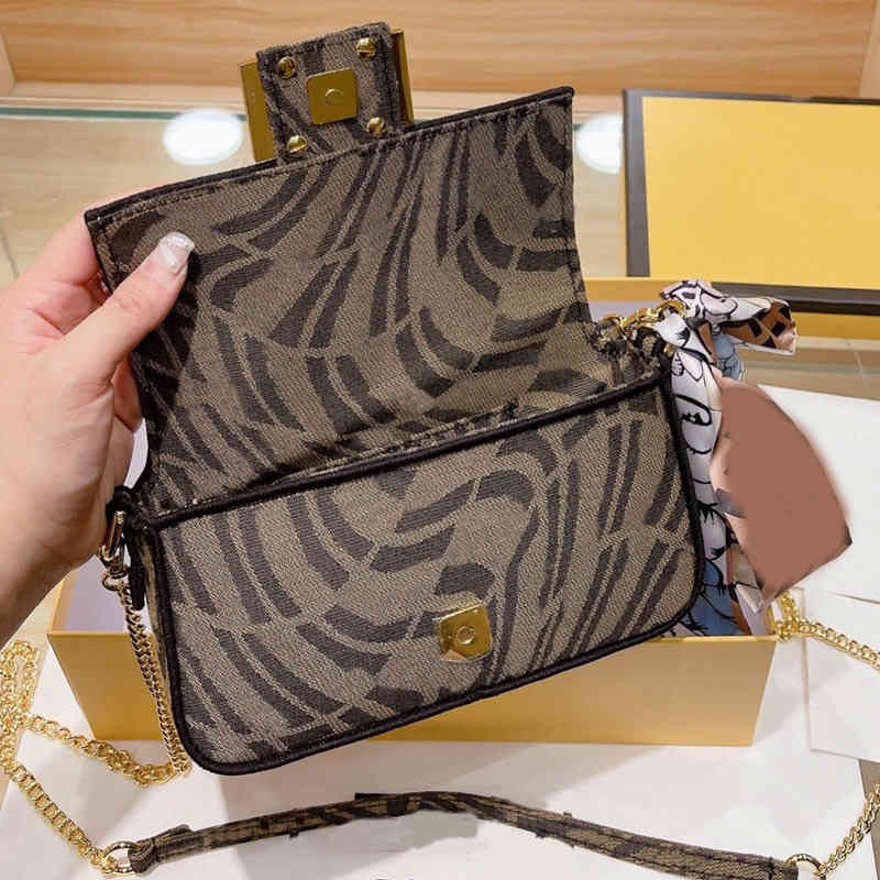 Fend Chain Messenger Designer Bags Single Shoulder Bag Flap Purse Plain Canvas Embroidery Letter Magnetic Buckle Hasp Removable Strap Women B2ZI, 20x13cm
Fend Chain Messenger Designer Bags Single Shoulder Bag Flap Purse Plain Canvas Embroidery Letter Magnetic Buckle Hasp Removable Strap Women B2ZI, 20x13cm