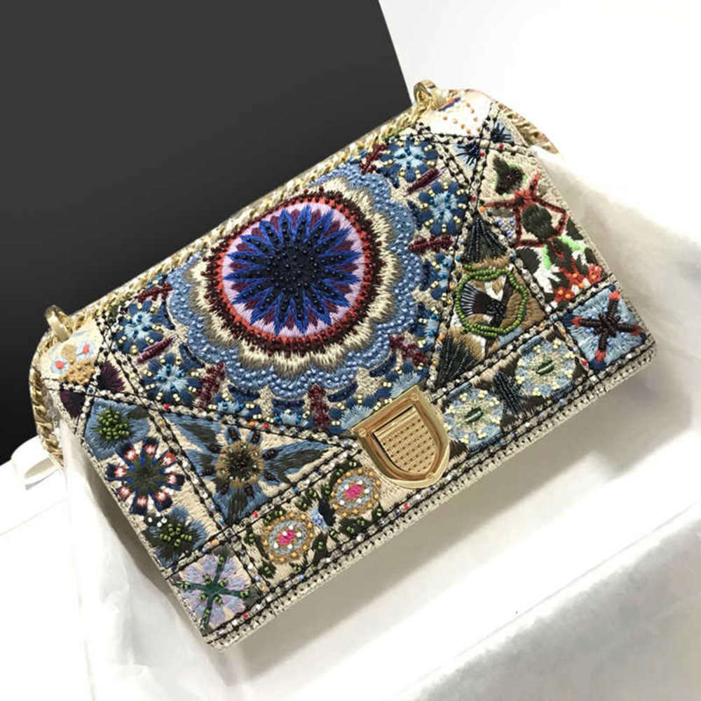 7A+Designers shoulder bag Embroidered sun drum M0422 All handmade bead embroidery Made of fine beaded cow leather Removable chain strap fashion bags
7A+Designers shoulder bag Embroidered sun drum M0422 All handmade bead embroidery Made of fine beaded cow leather Removable chain strap fashion bags