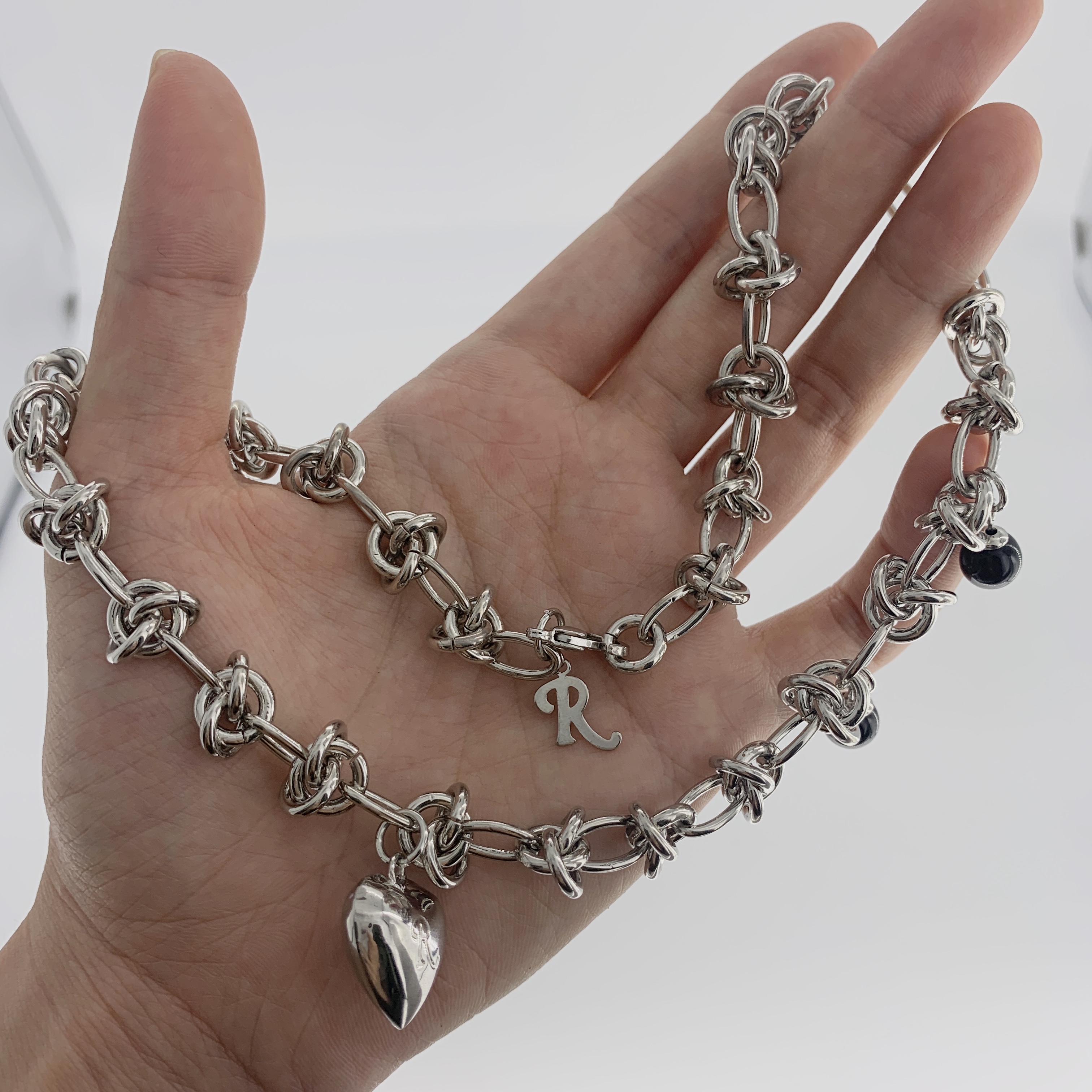 21fw Raf Simons R letter thorn love asymmetric chain necklace for men and women fashion hip hop Street Bracelet
21fw Raf Simons R letter thorn love asymmetric chain necklace for men and women fashion hip hop Street Bracelet