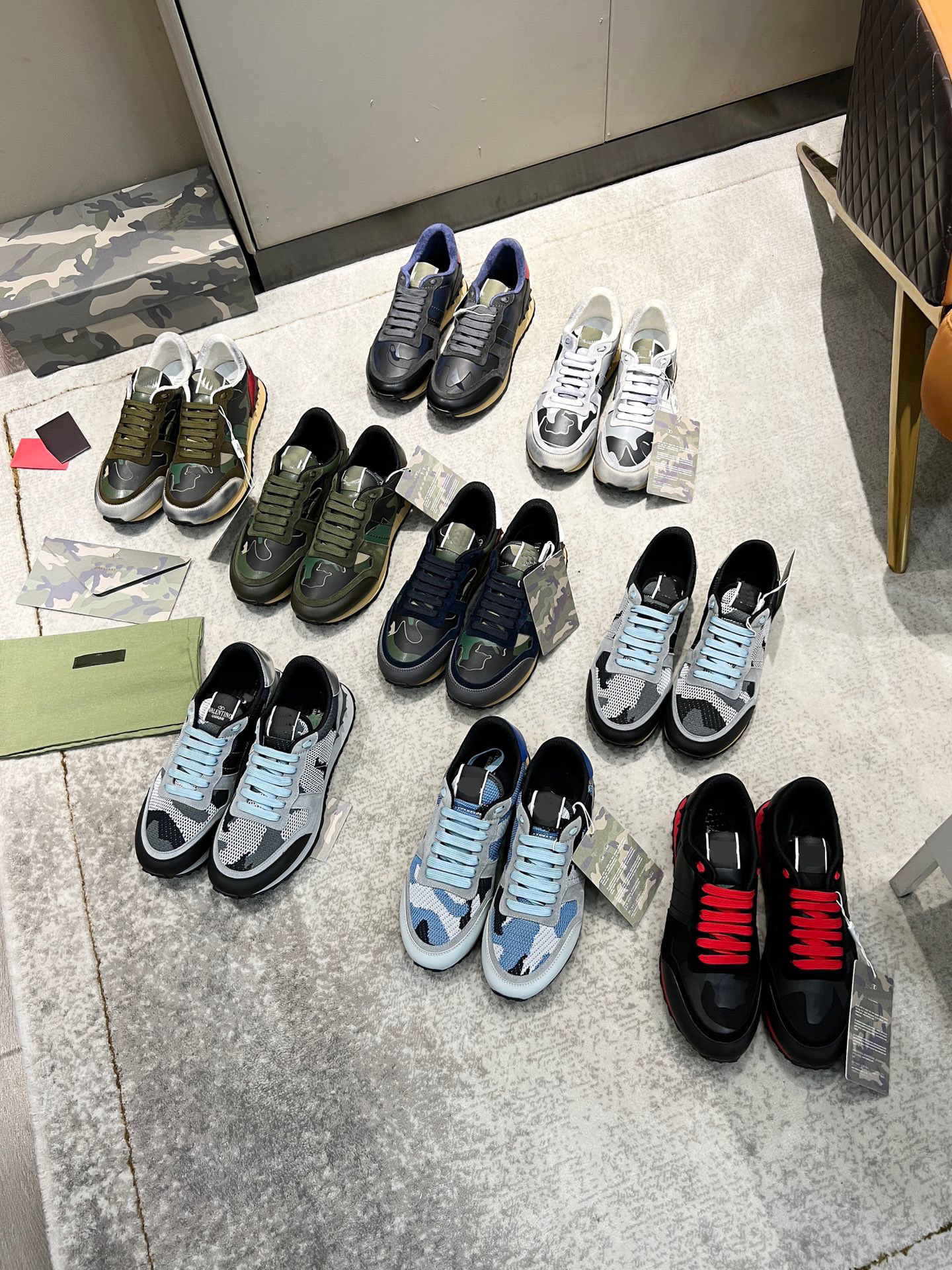 Designer Camouflage Sneaker Women Men Rivet Shoes Studded Flats Mesh Camo Suede Leather Casual Trainers Rockrunner Shoes with box, Color 100
Designer Camouflage Sneaker Women Men Rivet Shoes Studded Flats Mesh Camo Suede Leather Casual Trainers Rockrunner Shoes with box, Color 100