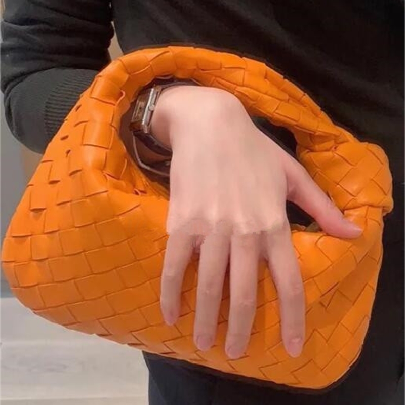 Luxurys Designers Bags Women 2021 Classic Hand Woven Leather Handbags Cloud Shape Evening Chain Clutch Pouch Clip Handbag Crossbody Totes
Luxurys Designers Bags Women 2021 Classic Hand Woven Leather Handbags Cloud Shape Evening Chain Clutch Pouch Clip Handbag Crossbody Totes