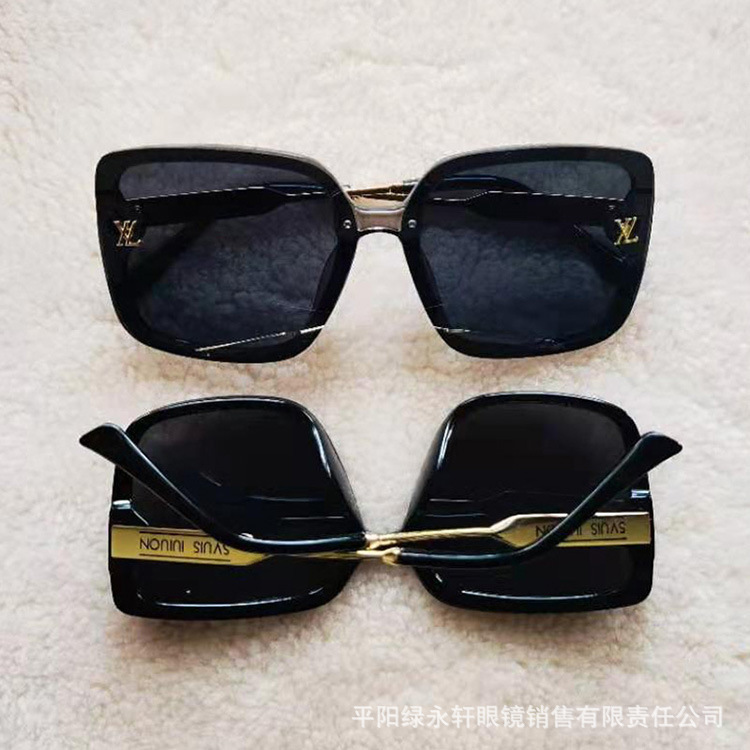 2021 new Sunglass Women's anti ultraviolet riding sunglass flat lens, White;black
2021 new Sunglass Women's anti ultraviolet riding sunglass flat lens, White;black