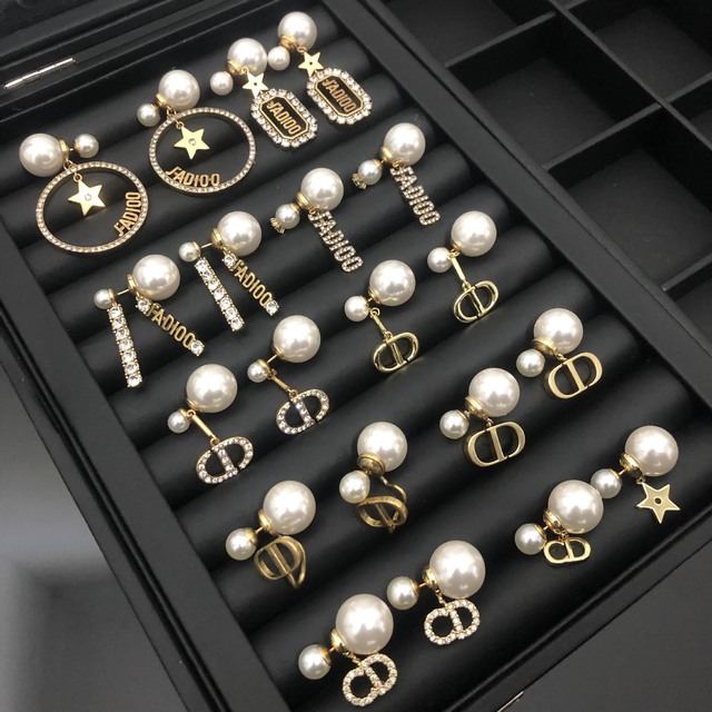 Wholesale Women Luxury Designer Brand Pearl Diamond Earring Charm Ladies Fashion Classic Retro S925 Silver Original Style Earrings Jewelry 5pcs, Golden
Wholesale Women Luxury Designer Brand Pearl Diamond Earring Charm Ladies Fashion Classic Retro S925 Silver Original Style Earrings Jewelry 5pcs, Golden