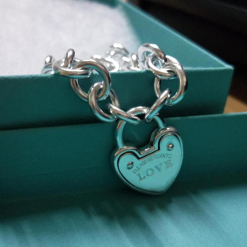 Original Tif925 Prata Love Heart Bracelet,Classic Lock Tag Charm Pendant Bracelets Boutique For Women T Party Logo Jewelry Gift, Golden;silver
Original Tif925 Prata Love Heart Bracelet,Classic Lock Tag Charm Pendant Bracelets Boutique For Women T Party Logo Jewelry Gift, Golden;silver