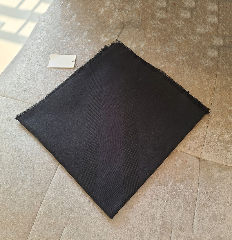 Women Scarf Brand Neckerchief 140x140cm Winter Letter cashmere wool designer Brand Warm Soft Shawl Wrap Scarves Without Box
Women Scarf Brand Neckerchief 140x140cm Winter Letter cashmere wool designer Brand Warm Soft Shawl Wrap Scarves Without Box