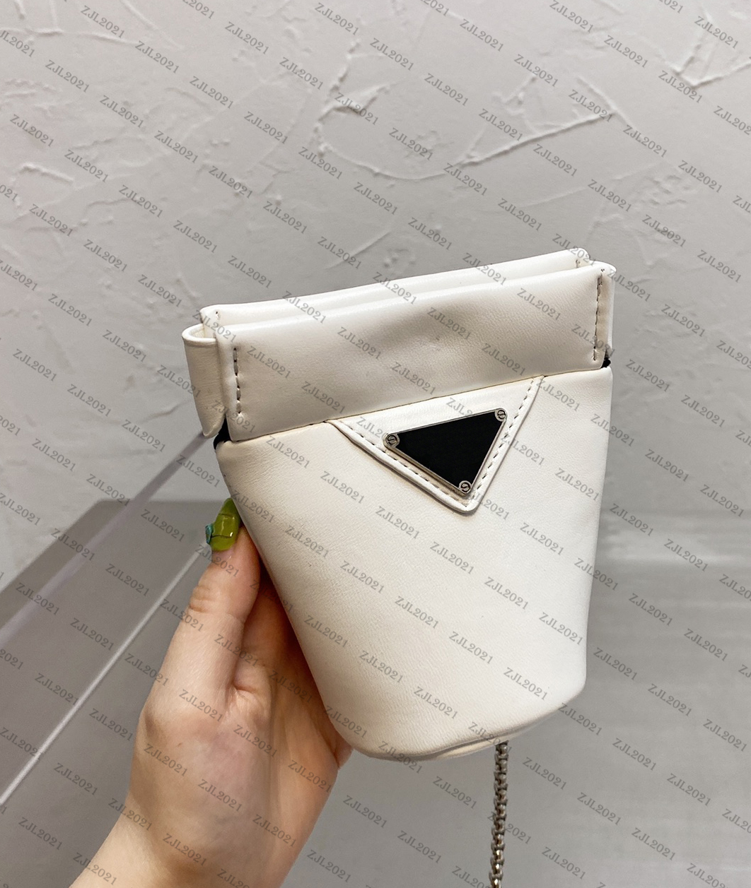 Luxurys designers bags' ultra-mini lipstick can also be used as an ornament with one shoulder and diagonal span
Luxurys designers bags' ultra-mini lipstick can also be used as an ornament with one shoulder and diagonal span