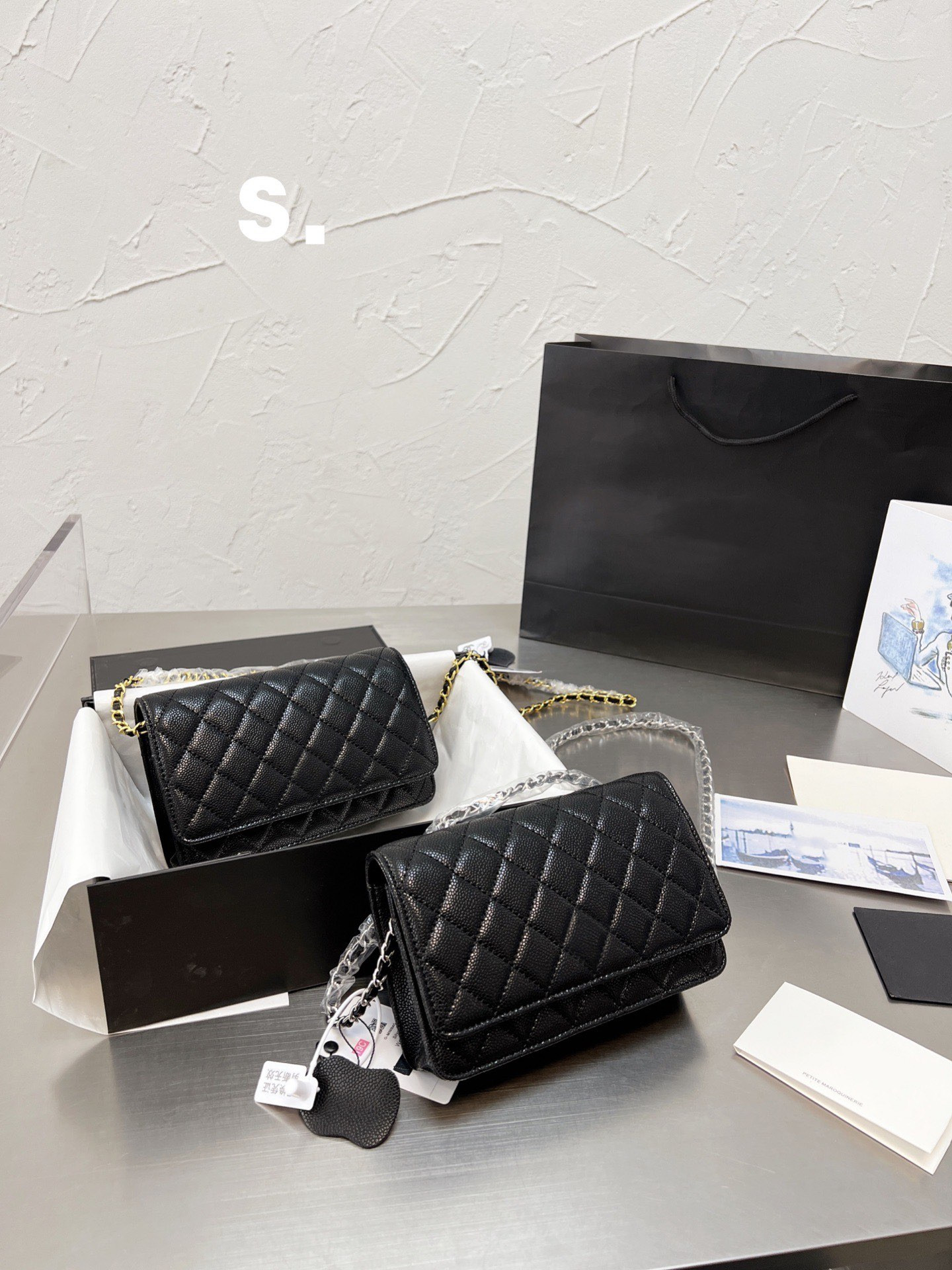 Rich valuable luxury caviar grain fabrics bag fashion handbags high-capacity women shoulder bag; The chain aslant wholesale price package, Make up the difference
Rich valuable luxury caviar grain fabrics bag fashion handbags high-capacity women shoulder bag; The chain aslant wholesale price package, Make up the difference