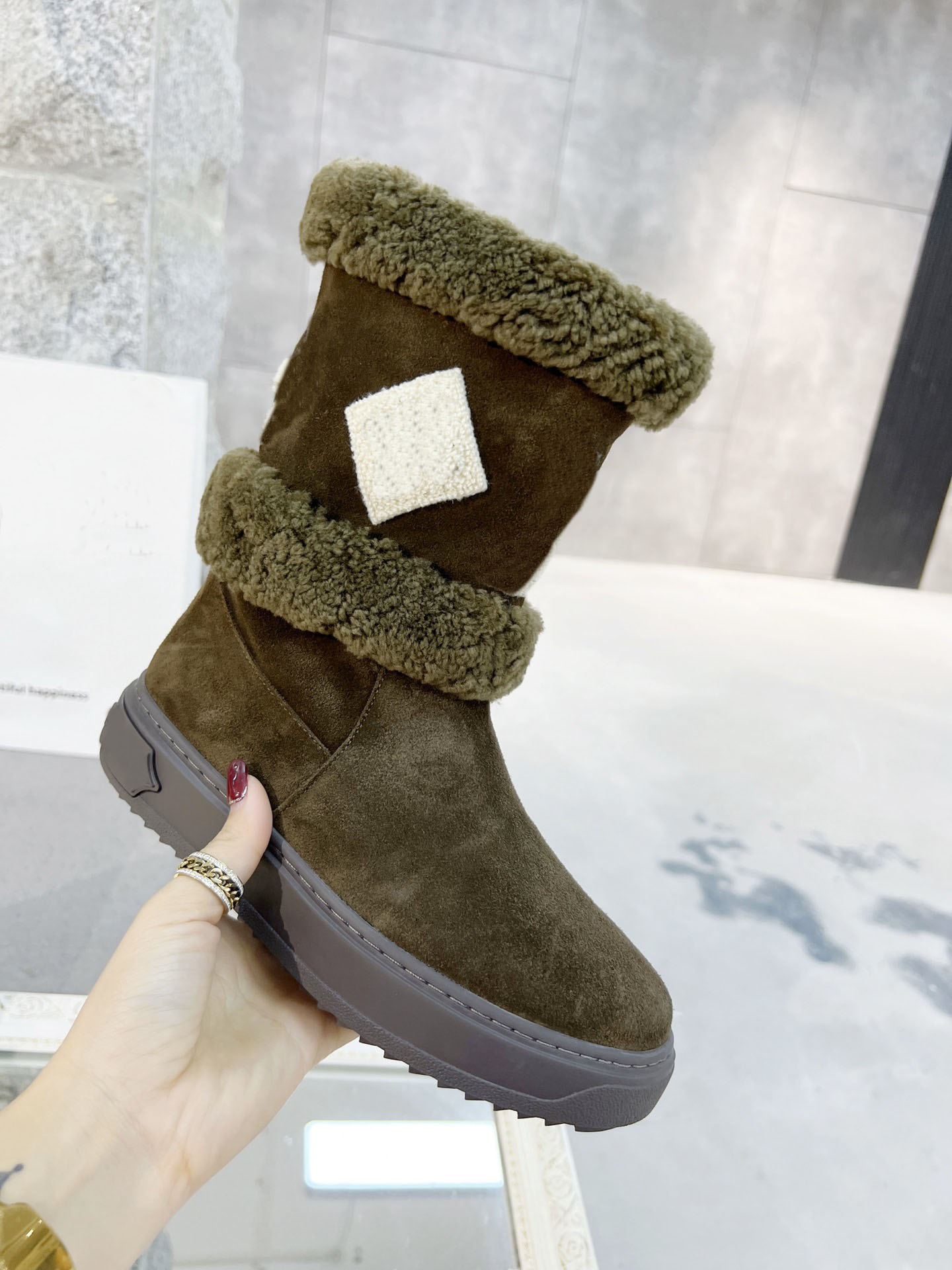 4 2021 design snow boots women luxe fashion soft leather flat boot lady casual winter shoes brown Floral elements Removable shoe with fur half boots black size 35~41, Extra fee for shipping
4 2021 design snow boots women luxe fashion soft leather flat boot lady casual winter shoes brown Floral elements Removable shoe with fur half boots black size 35~41, Extra fee for shipping