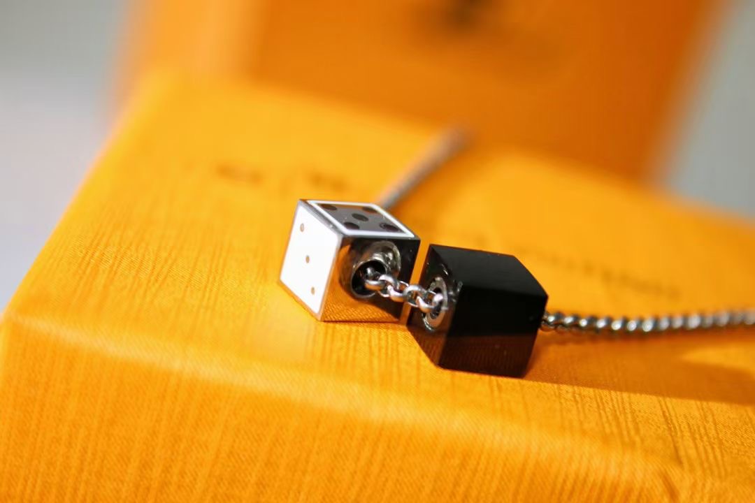 2021 Luxury Designer Jewelry women's Necklace Gold Cuban men's Chain Pendant Stainless Steel Bracelet Earring Set Fashion Style
2021 Luxury Designer Jewelry women's Necklace Gold Cuban men's Chain Pendant Stainless Steel Bracelet Earring Set Fashion Style