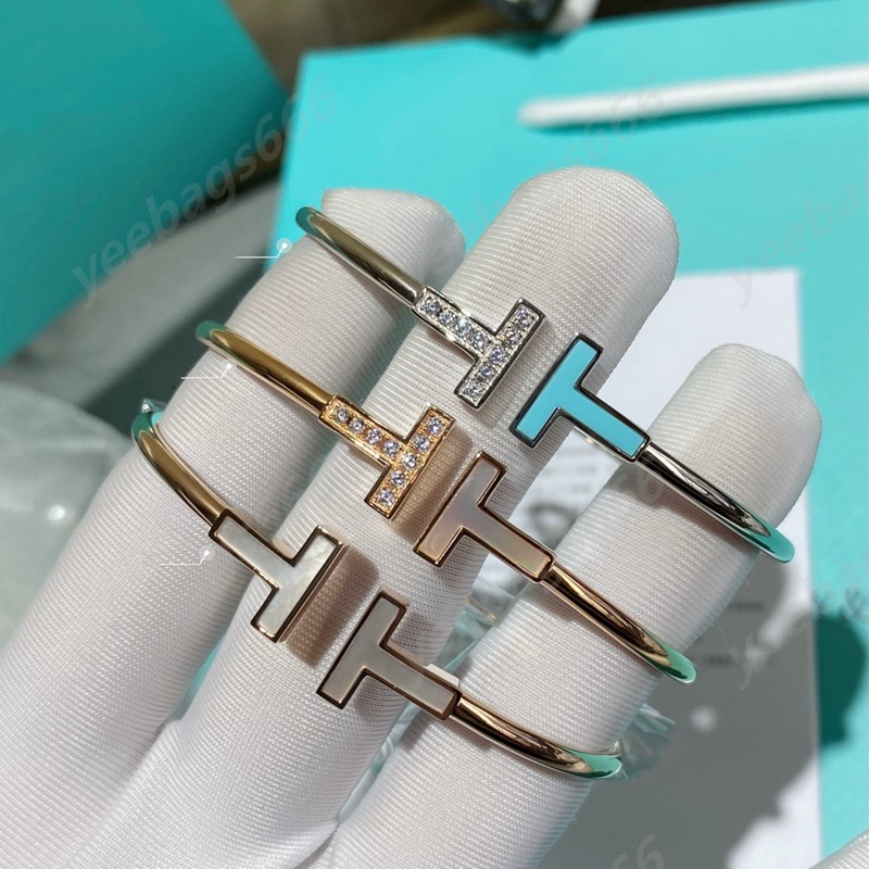 Fashion Bracelet Bangle Christmas Gift Ladies Jewelry Trend Letter Square Bracelet with Original Velvet Bag With box
Fashion Bracelet Bangle Christmas Gift Ladies Jewelry Trend Letter Square Bracelet with Original Velvet Bag With box