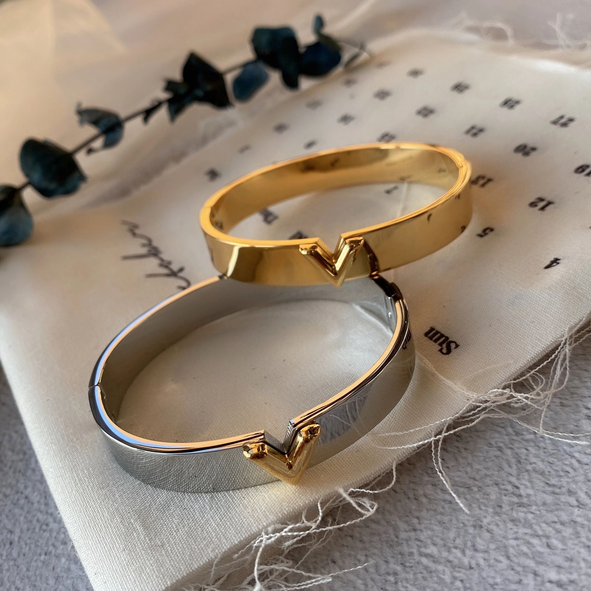 2021 High Quality Titanium Steel Bangle Women Love Designer Bracelets Silver Rose Gold Bangles V letter color narrow bracelet Fashion Jewelry Lady Party Gifts
2021 High Quality Titanium Steel Bangle Women Love Designer Bracelets Silver Rose Gold Bangles V letter color narrow bracelet Fashion Jewelry Lady Party Gifts