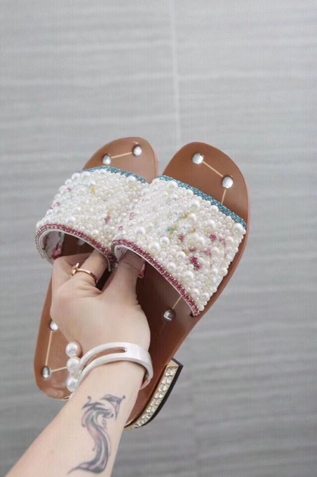Black and white gray rubber soled diamond thick heel slippers pearl designer summer 1986-9 women's sandals classic trend fashion large 35-43
Black and white gray rubber soled diamond thick heel slippers pearl designer summer 1986-9 women's sandals classic trend fashion large 35-43