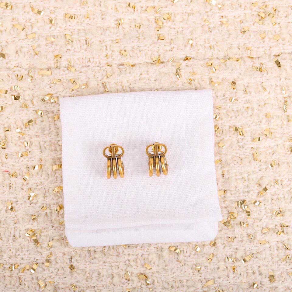 Top quality Stud earring in 18k gold plated for women wedding jewelry gift have box PS4363
Top quality Stud earring in 18k gold plated for women wedding jewelry gift have box PS4363