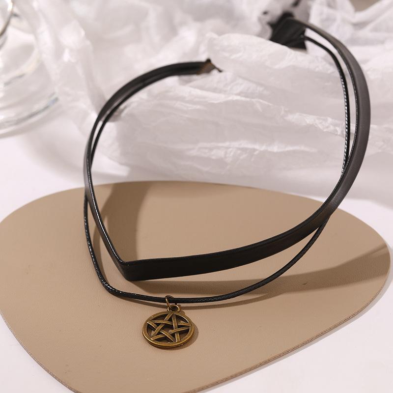 Chokers Arrival Punk Double Five-pointed Star Necklace Women Leather Clavicle Chain Party Exquisite Accessories Bijoux Pour Femmes
Chokers Arrival Punk Double Five-pointed Star Necklace Women Leather Clavicle Chain Party Exquisite Accessories Bijoux Pour Femmes