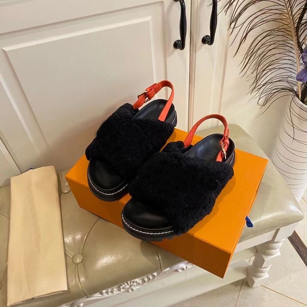 The latest cross winter high-end soft women's slippers designer fashion white and black anti slip sandals 35-40
The latest cross winter high-end soft women's slippers designer fashion white and black anti slip sandals 35-40