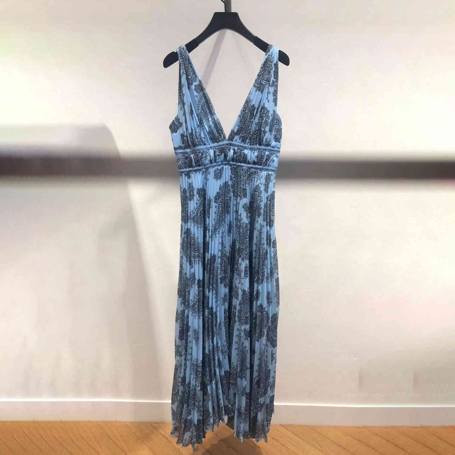 Women Dress 2020 Spring-Summer New V-neck Open Back Waist Pleated Mid-length Women's Dress, Black;gray
Women Dress 2020 Spring-Summer New V-neck Open Back Waist Pleated Mid-length Women's Dress, Black;gray