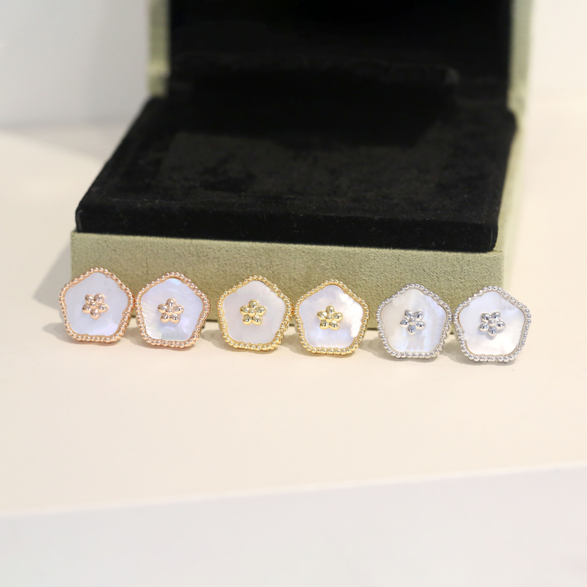Designer Stud Earrings Charm Earring Women Love Bracelet pendant Necklaces Screw Party Wedding Couple Gift Fashion Luxury Jewelry Cleefing
Designer Stud Earrings Charm Earring Women Love Bracelet pendant Necklaces Screw Party Wedding Couple Gift Fashion Luxury Jewelry Cleefing