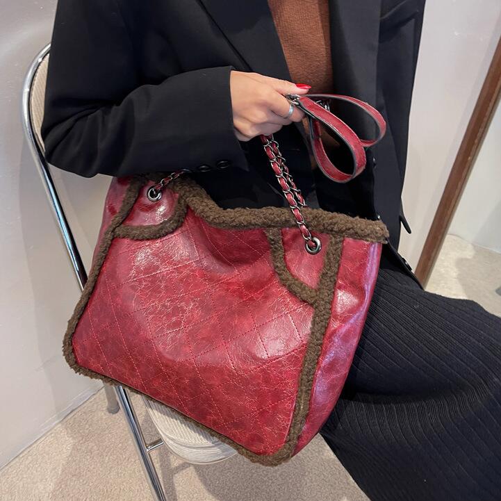 Factory wholesale winter large-capacity lambswool women shoulder bags simple atmosphere contrast leather handbag street trend Plaid armpit Tote bag
Factory wholesale winter large-capacity lambswool women shoulder bags simple atmosphere contrast leather handbag street trend Plaid armpit Tote bag