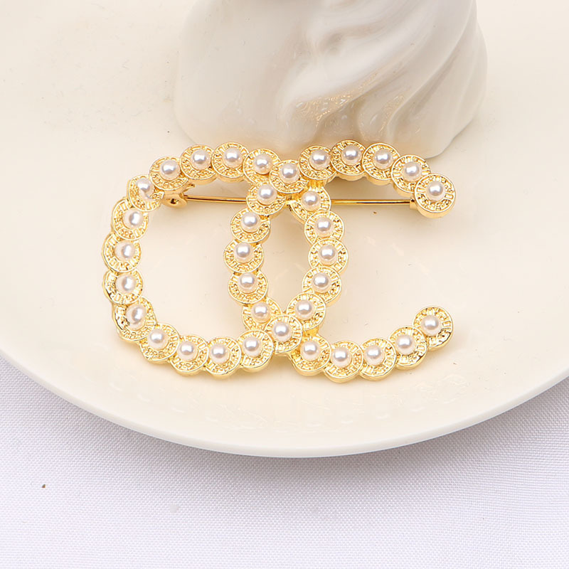 Vintage Retro Small Sweet Wind Luxury Brand Design Brooch Women Pearl Letters Brooches Suit Pin Fashion Jewelry Clothing Decoration High Qua, Gray
Vintage Retro Small Sweet Wind Luxury Brand Design Brooch Women Pearl Letters Brooches Suit Pin Fashion Jewelry Clothing Decoration High Qua, Gray