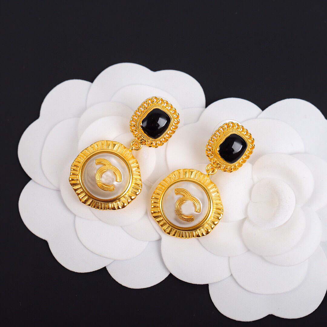Charm drop two round shapes earring with white shell and black agate for women wedding jewelry gift have stamp box PS4588, Silver
Charm drop two round shapes earring with white shell and black agate for women wedding jewelry gift have stamp box PS4588, Silver