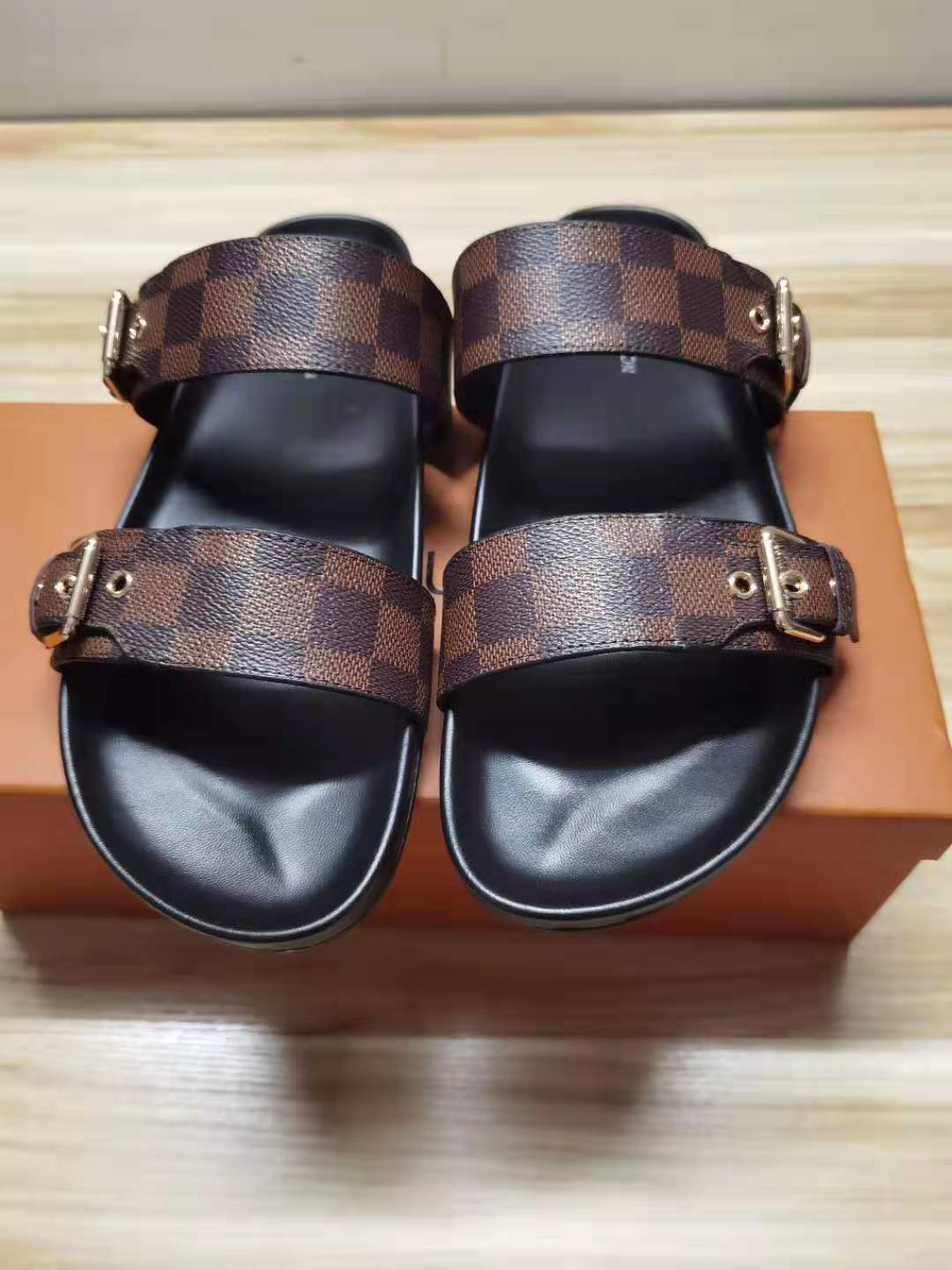 2021 Latest highs quality leather slipper fashions men and women sandals slippers high heels brand sneakers fashion casual size with box
2021 Latest highs quality leather slipper fashions men and women sandals slippers high heels brand sneakers fashion casual size with box