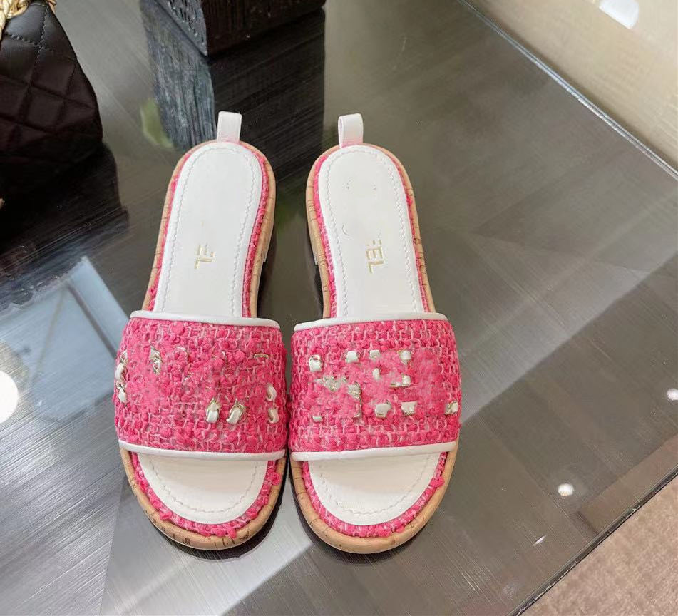 Wholesale 2021British luxury brand fashion slippers to restore ancient ways design classic top delicate texture cortex slipper High quality, Black
Wholesale 2021British luxury brand fashion slippers to restore ancient ways design classic top delicate texture cortex slipper High quality, Black