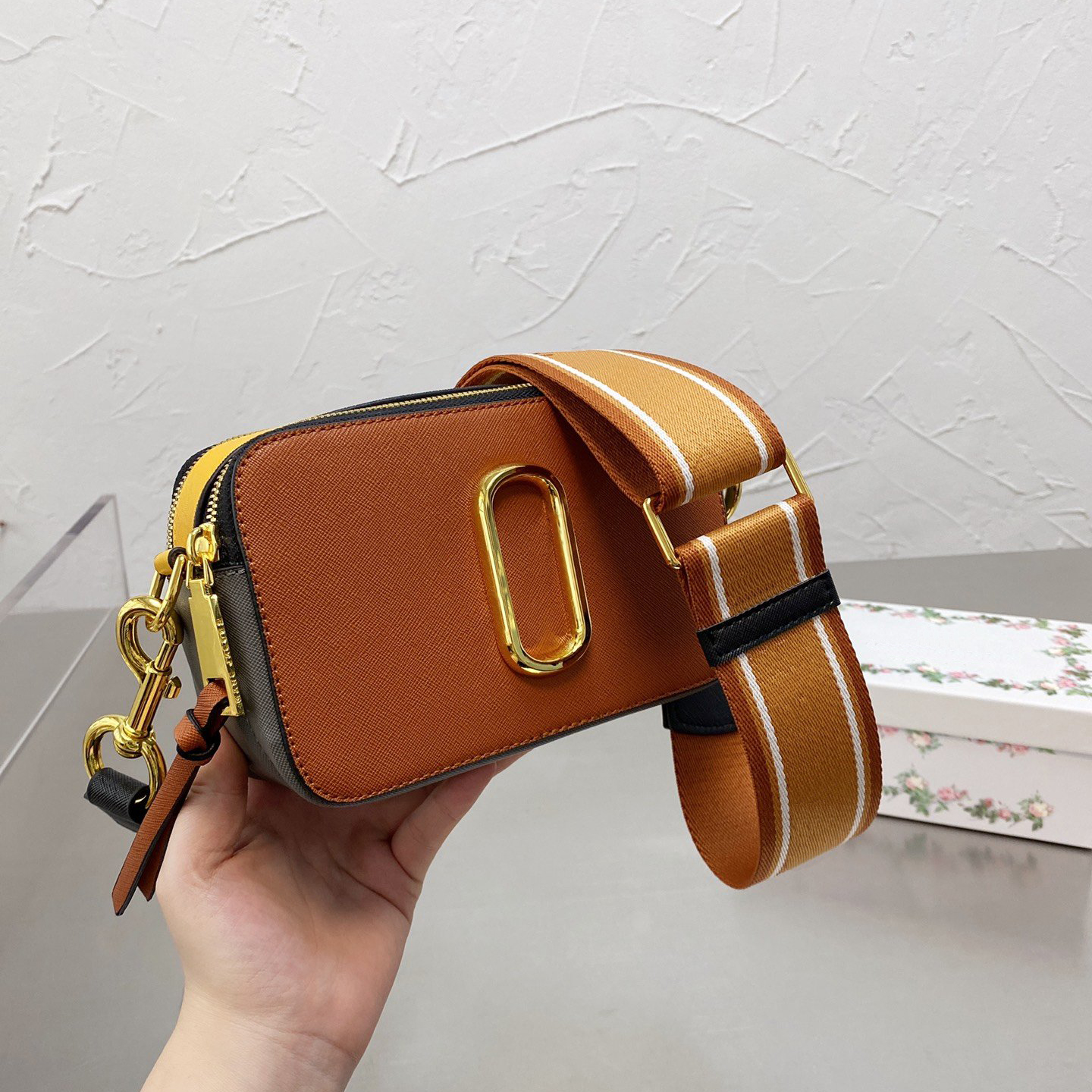 Top quality handbags walletshandbagsladies retro bags messenger bag hardware decorationshoulder bagsdouble shoulder straps bagswallets with boxes, No single shot
Top quality handbags walletshandbagsladies retro bags messenger bag hardware decorationshoulder bagsdouble shoulder straps bagswallets with boxes, No single shot