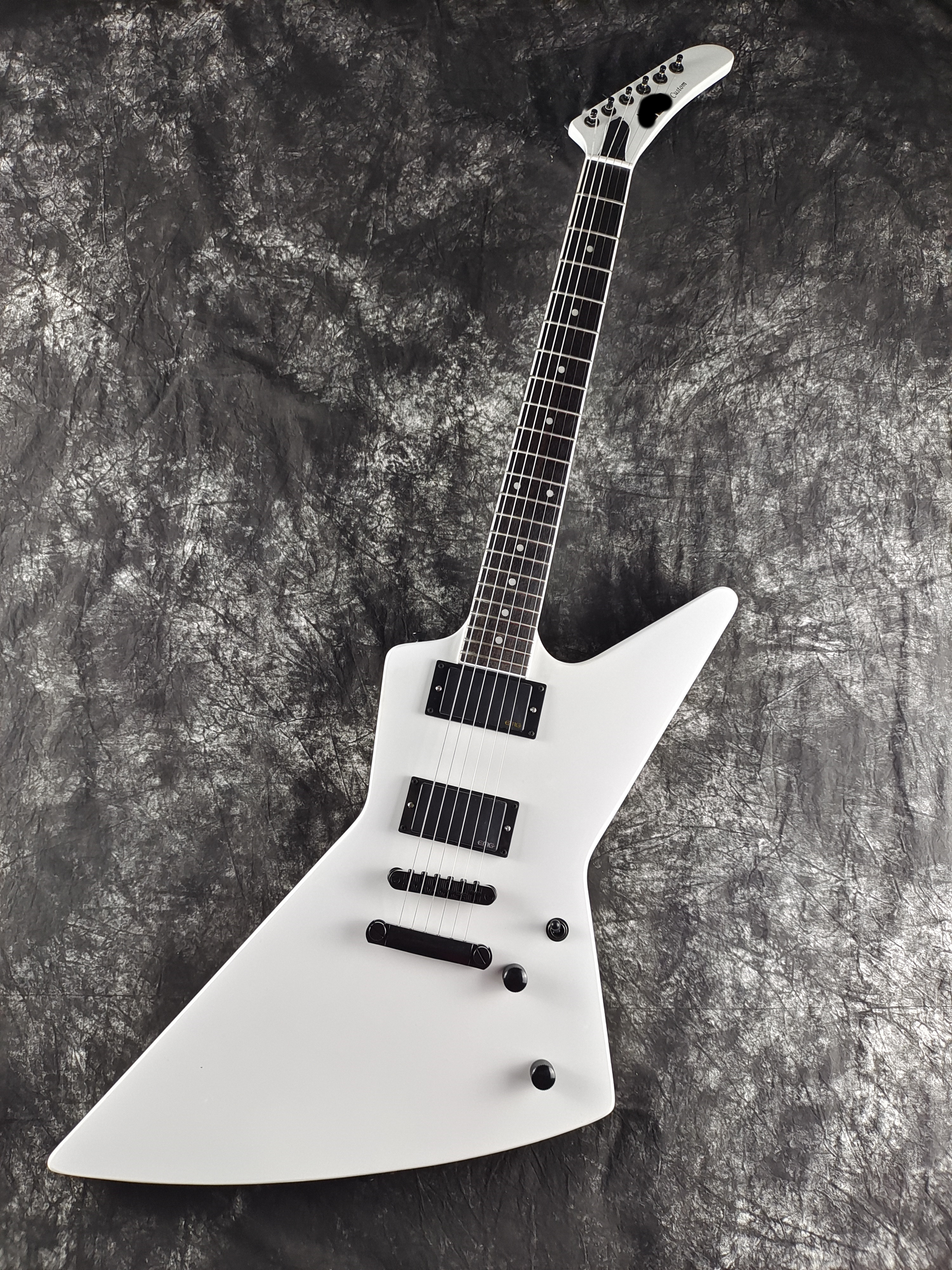 Electric guitar, Guitarra eléctrica en stock James Hetfield explorar EET Quality ,White color, classic body and style, mahogany body, rosewood fingerboard, guitar on sale
Electric guitar, Guitarra eléctrica en stock James Hetfield explorar EET Quality ,White color, classic body and style, mahogany body, rosewood fingerboard, guitar on sale