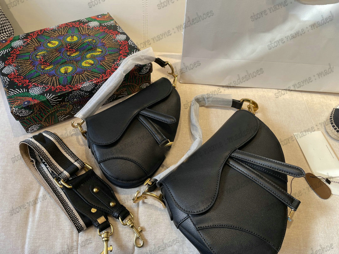 Women Designer Bag Black Grained Calfskin SADDLE Flap Shoulder Bag Luxurys Wallet With Magnetic Stirrup Clasp
Women Designer Bag Black Grained Calfskin SADDLE Flap Shoulder Bag Luxurys Wallet With Magnetic Stirrup Clasp