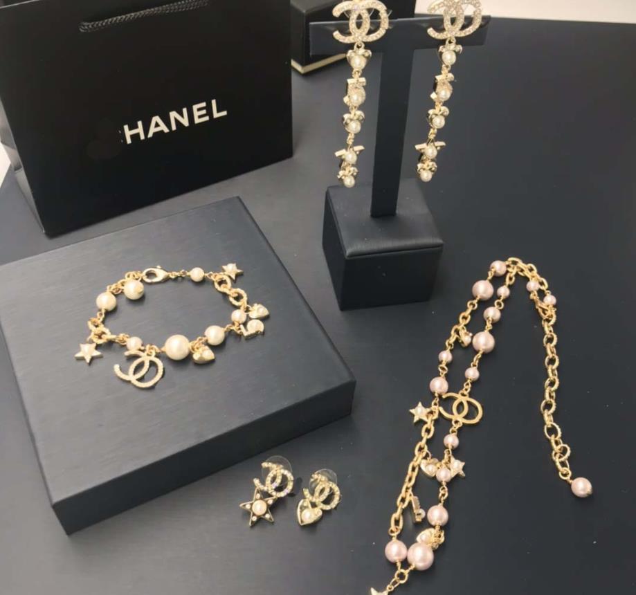 Xiaoxiangfeng Xiangjia suit fashion net red pearl necklace bracelet long earrings earrings earrings clavicle Chain Necklace
Xiaoxiangfeng Xiangjia suit fashion net red pearl necklace bracelet long earrings earrings earrings clavicle Chain Necklace