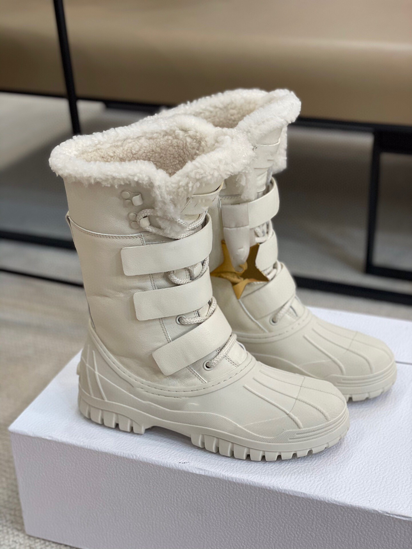 Boots Designer Classics Winter Snow boot Real Fur Slides Leather Waterproof Warm Knee High Fashion booties With Box, Black
Boots Designer Classics Winter Snow boot Real Fur Slides Leather Waterproof Warm Knee High Fashion booties With Box, Black