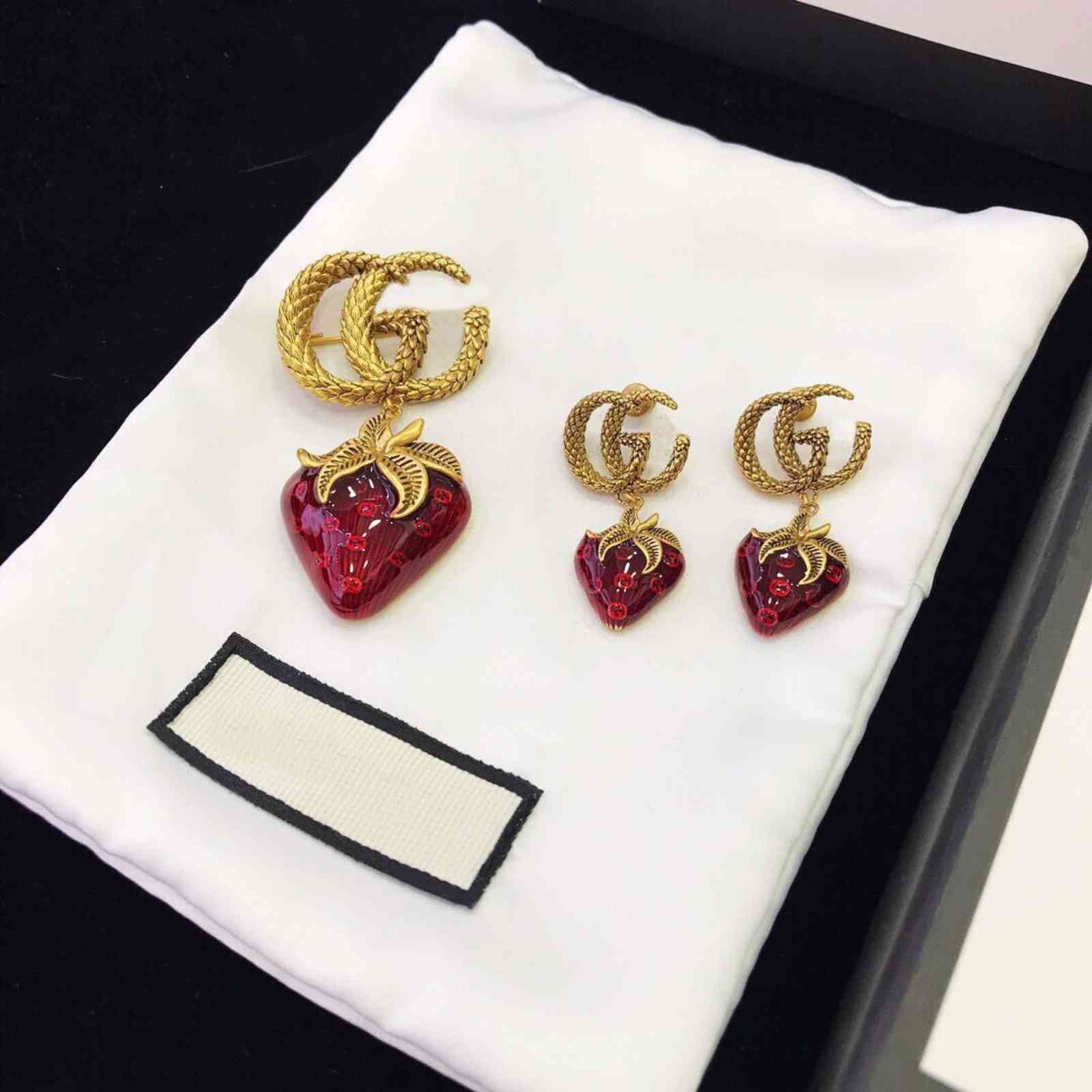 Factory specials AA 2021 new strawberry women's net red same Brooch Fashion Love Earrings
