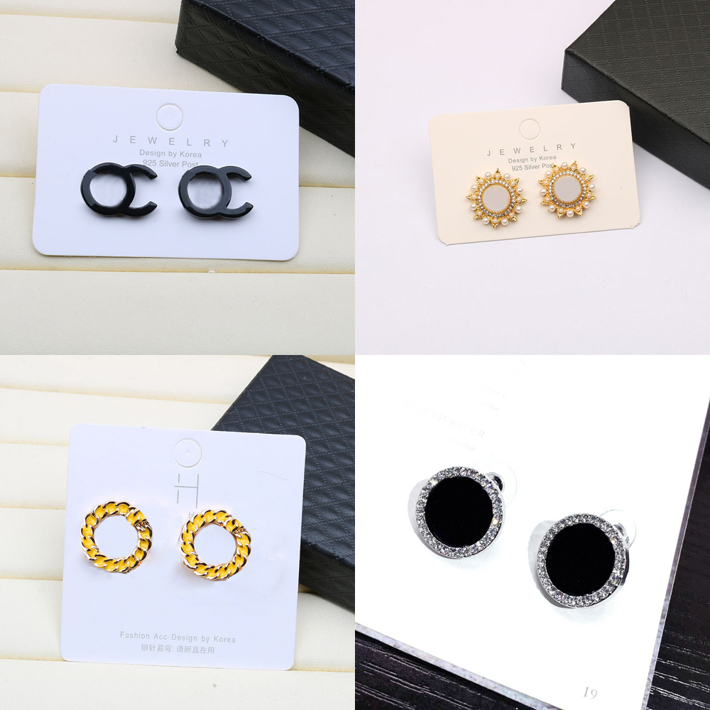 22ss 19style Copper Alloy Metal Designer Letters Round Stud Earrings Luxury Simple Women Oil Drip Pearl Crystal Rhinestone Earring Party Jew, Golden;silver
22ss 19style Copper Alloy Metal Designer Letters Round Stud Earrings Luxury Simple Women Oil Drip Pearl Crystal Rhinestone Earring Party Jew, Golden;silver
