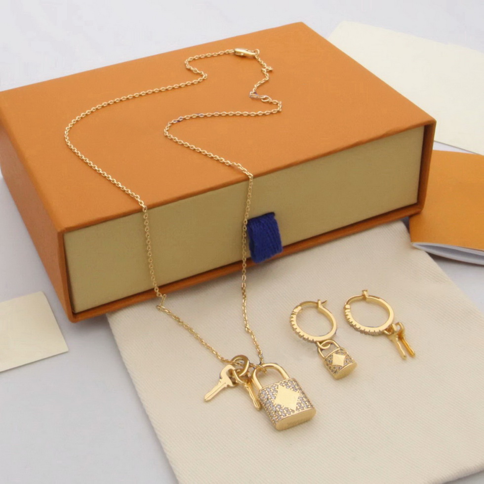 Europe America Fashion Style Jewelry Sets Lady Women Gold-colour Hardware Engraved V Initials Setting Full Diamond Lock Double Key Pendant Necklace Earrings 3 Color, No original box
Europe America Fashion Style Jewelry Sets Lady Women Gold-colour Hardware Engraved V Initials Setting Full Diamond Lock Double Key Pendant Necklace Earrings 3 Color, No original box