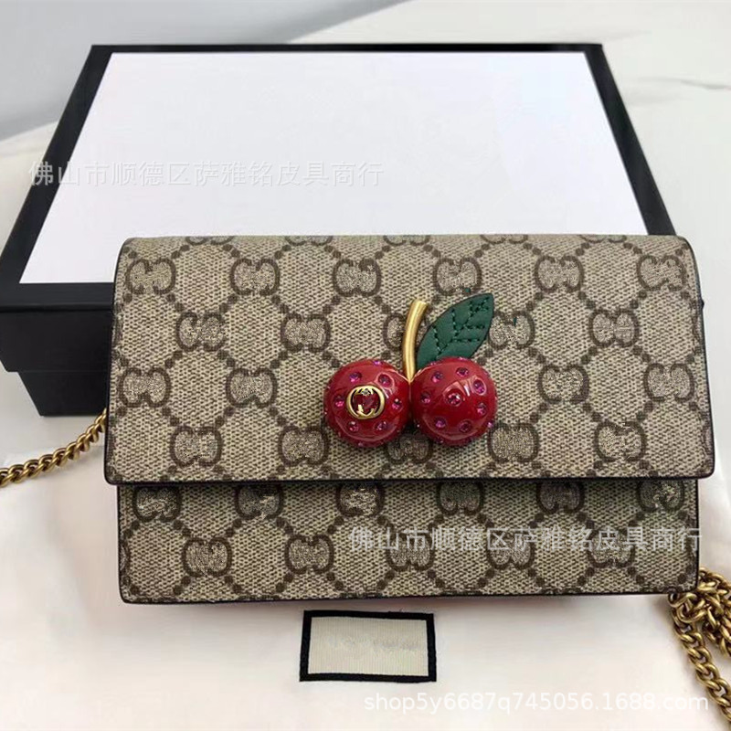 Design luxury handbag New Family Cherry Woc Chain Single Shoulder Messenger Double g Classic Canvas Women's Fashion Versatile Small Square Bag
Design luxury handbag New Family Cherry Woc Chain Single Shoulder Messenger Double g Classic Canvas Women's Fashion Versatile Small Square Bag