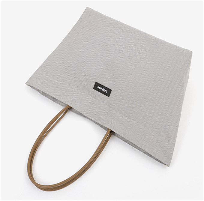 designers duffel bags 45cm 55cm luxury large capacity travel sale women men genuine leather shoulder fashion bag carry rivets with lock head
designers duffel bags 45cm 55cm luxury large capacity travel sale women men genuine leather shoulder fashion bag carry rivets with lock head