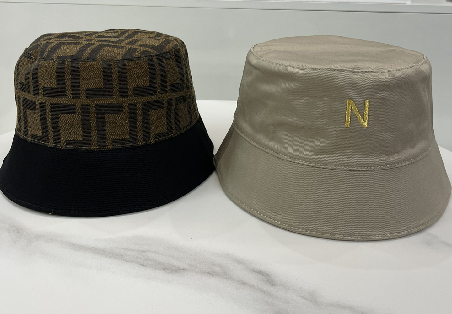 luxurys Designers bucket hat Men's and women's sunshade fisherman hats Beach cap 3 colour Leisure fashion superior quality nice, Box
luxurys Designers bucket hat Men's and women's sunshade fisherman hats Beach cap 3 colour Leisure fashion superior quality nice, Box