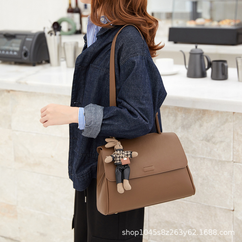 Western Style Texture Commuter Large Capacity Bag Womens Bag 2021 New Summer and Autumn Shoulder Messenger Bag Womens Portable Tote, Brown without pendant
Western Style Texture Commuter Large Capacity Bag Womens Bag 2021 New Summer and Autumn Shoulder Messenger Bag Womens Portable Tote, Brown without pendant