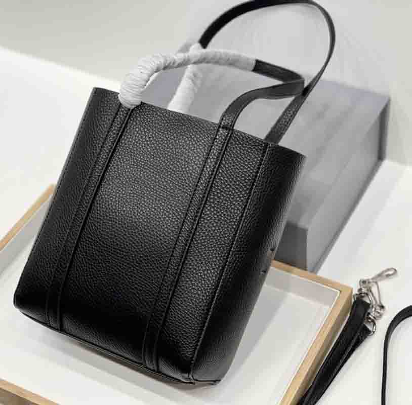 Luxurys Designers Bag Handbag Fashion WomAn Tote High Quality Shoulder Bags Nice Purse Underarm Pouch, Black2
Luxurys Designers Bag Handbag Fashion WomAn Tote High Quality Shoulder Bags Nice Purse Underarm Pouch, Black2
