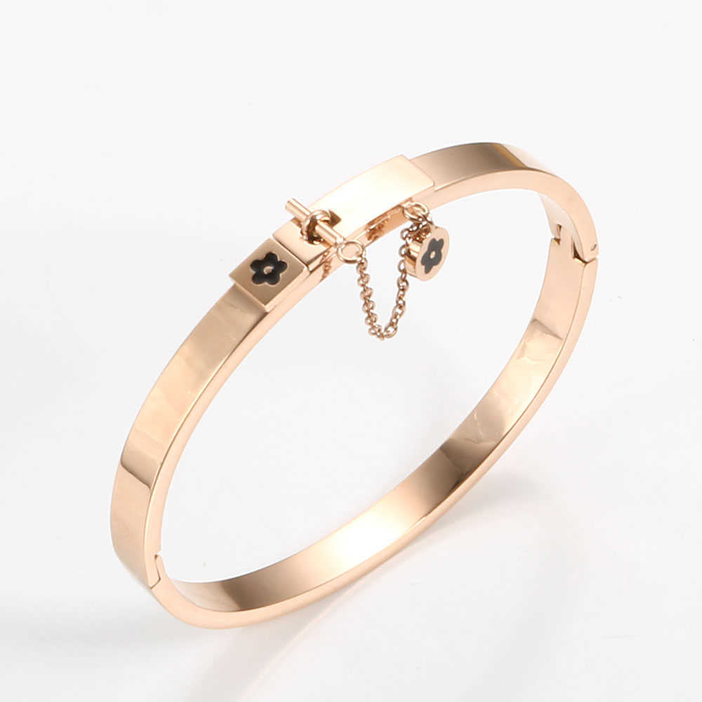 Luxury Gold Plating Lucky Flower Cuff Bangles with Chain Charm Women Bangles Bracelets for Men Women Wedding Party Jewelry Gift Q0719
Luxury Gold Plating Lucky Flower Cuff Bangles with Chain Charm Women Bangles Bracelets for Men Women Wedding Party Jewelry Gift Q0719