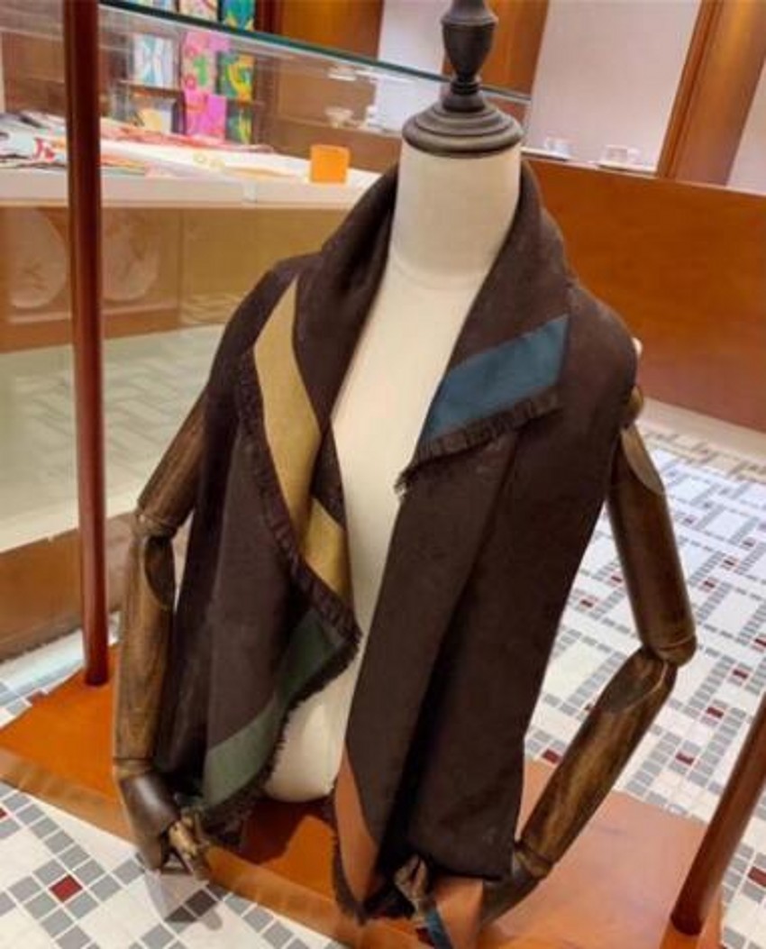 High-quality fashion designer scarf women autumn and winter warmth 140*140cm silk wool scarves casual vintage four-season shawl
High-quality fashion designer scarf women autumn and winter warmth 140*140cm silk wool scarves casual vintage four-season shawl