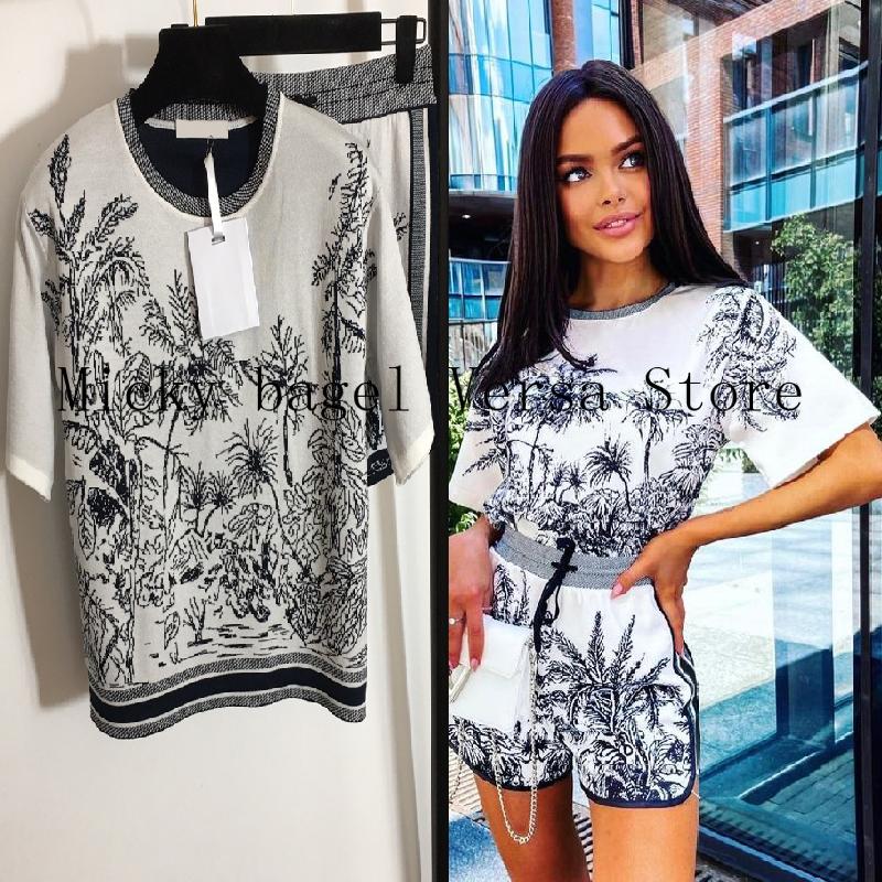 Women' Tracksuits Luxury Design Fashion Printed Round Neck Short Sleeve Sweater Elastic Waist Shorts High-end Quality Knitting Set, Black
Women' Tracksuits Luxury Design Fashion Printed Round Neck Short Sleeve Sweater Elastic Waist Shorts High-end Quality Knitting Set, Black