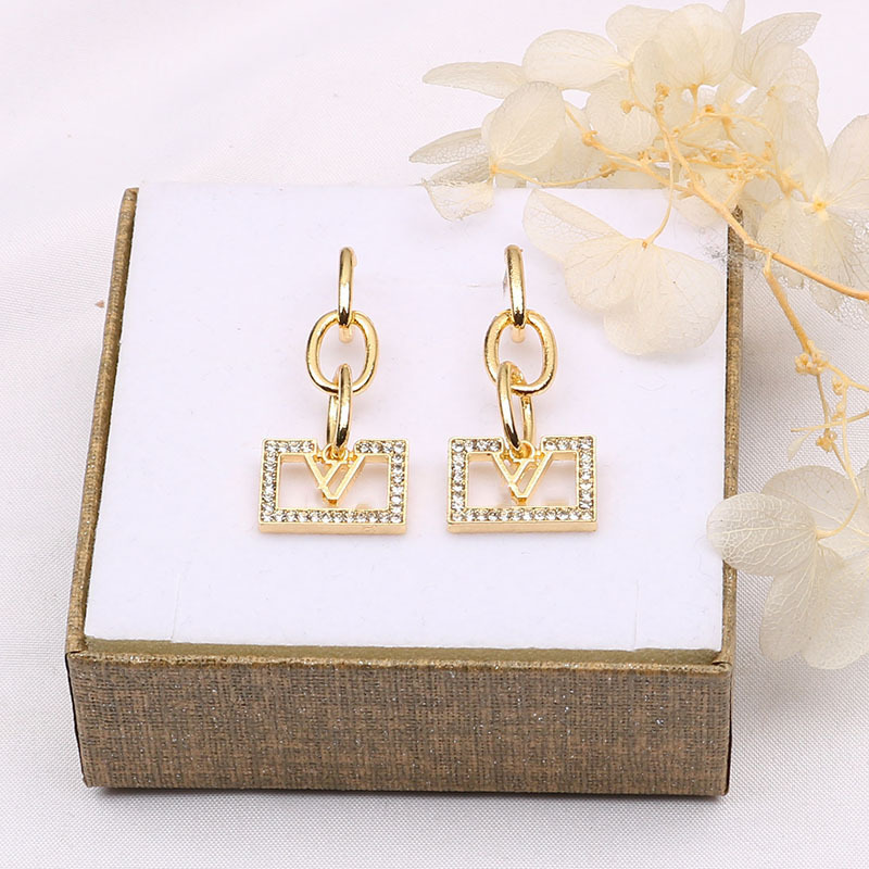 2color 18K Gold Plated V Brand Designer Letters Stud Earrings Creativity Geometric Tassels Women Rhinestone Earring Wedding Party Jewerlry Accessories
2color 18K Gold Plated V Brand Designer Letters Stud Earrings Creativity Geometric Tassels Women Rhinestone Earring Wedding Party Jewerlry Accessories