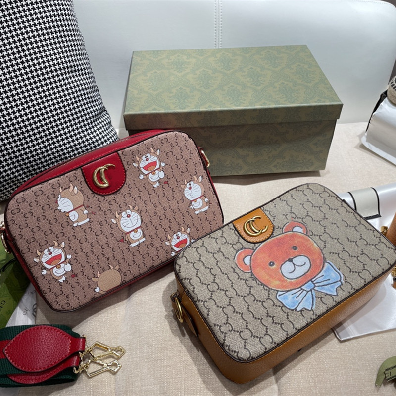 Women Fashion Cross Body Men Unisex Messenger Camera Bag Luxurys Designers Bags Boy Girl Luxury Shoulder Handbag with Teddy Bear Pattern High Quality Retro, Others shipping
Women Fashion Cross Body Men Unisex Messenger Camera Bag Luxurys Designers Bags Boy Girl Luxury Shoulder Handbag with Teddy Bear Pattern High Quality Retro, Others shipping
