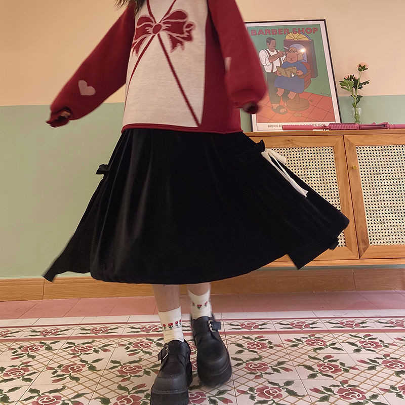 Gothic Black Velvet Skirt Women Bow High Waist Pleated Skirt Students Kawaii Vintage Winter Warm Lolita Long Skirt For Teenagers 210619wtt