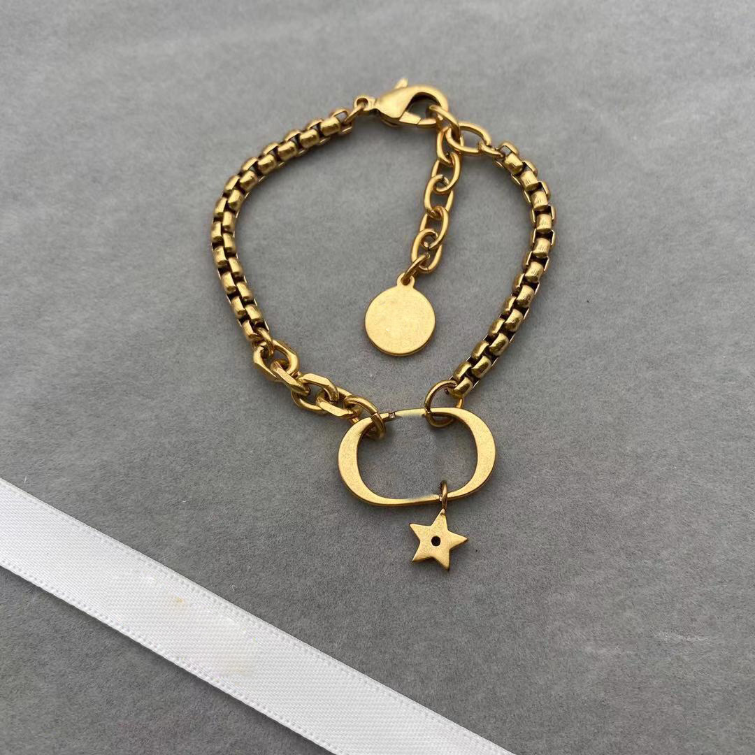 Designer High Quality Charm Love Bracelet Men Women Gold Bracelets Chain Fashion Personality Hip-hop Five-pointed Star Women's Gift with Box
Designer High Quality Charm Love Bracelet Men Women Gold Bracelets Chain Fashion Personality Hip-hop Five-pointed Star Women's Gift with Box