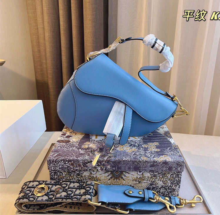 Handbag Saddle bag Top quality Genuine Leather With shoulder strap Purse Metal pendant Shoulder bags women Crossbody bag Cowhide handbag, Army green
Handbag Saddle bag Top quality Genuine Leather With shoulder strap Purse Metal pendant Shoulder bags women Crossbody bag Cowhide handbag, Army green
